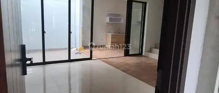 Sewa Rumah Summarecon baru renovasi Cluster FLORA 1