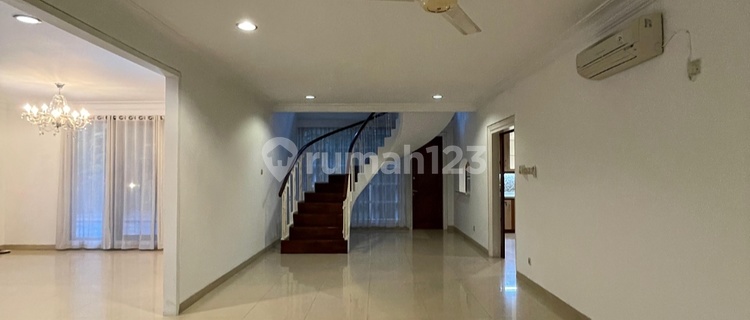 Luxury Flood-Free Ready-to-Occupy House with Swimming Pool, Spacious Yard, Safe and Comfortable Environment. 1