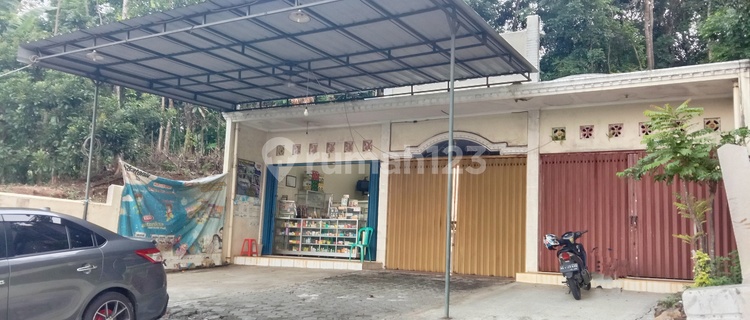 Commercial Space, Shophouse, and House at Gunungpati Market, Semarang 1