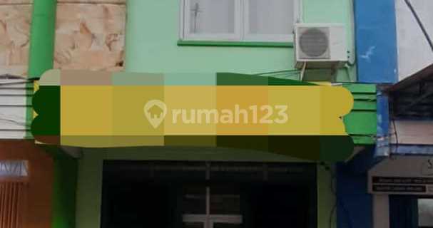 For sale: 2-story shop house ready to occupy in Griya Shanta area. 1