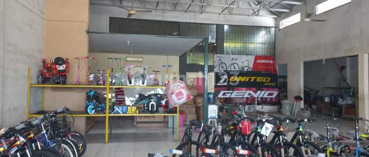 For rent, a spacious shop house in Barito. 1