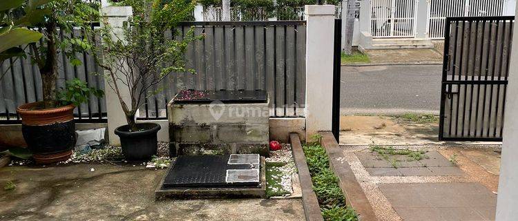 Disewakan Rumah Cantik Depan Taman di Aralia 1