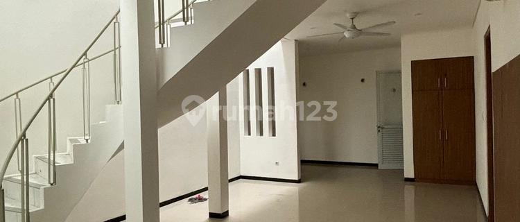 Rare Find: 150m² House with Parking for 3 Cars in Tomang 1