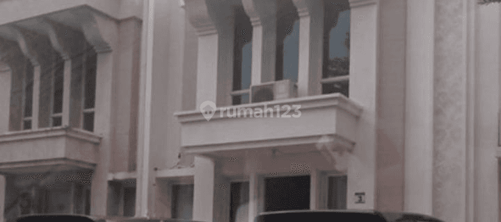 Rumah Makassar di Jalan Metro Tanjung Bunga, Makassar 1