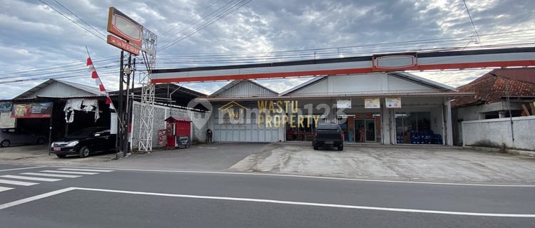 Large Shop House with Spacious Land for Quick Sale on Jl. Imogiri Barat 1