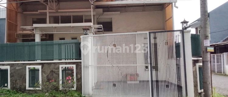 Rumah Tengah Kota Jember 1