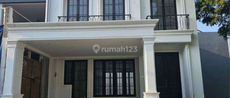 Serasa di Villa, Rumah American Classic Baru di The Green BSD City, berada di tengah pepohonan dan kontur bukit 1