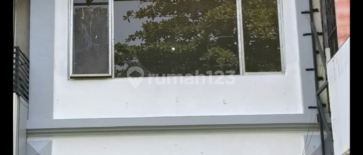 3-story shop house for rent in Villa Melati Mas Serpong, near BSD Toll Road. 1