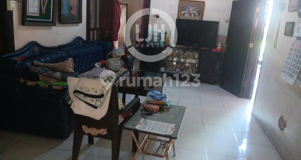 House with a Spacious Yard in Karangrejo 1