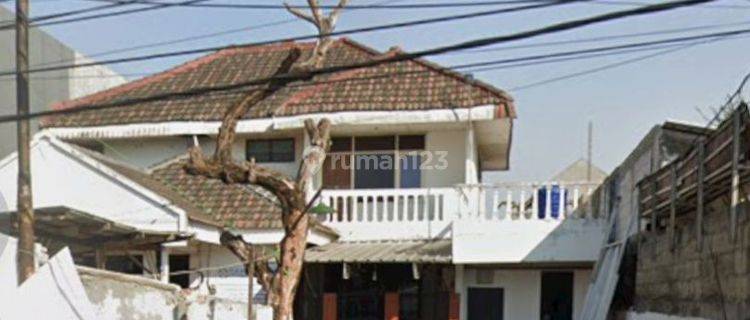 Rumah 2lt halaman luas cocok utk retail atau resto 1