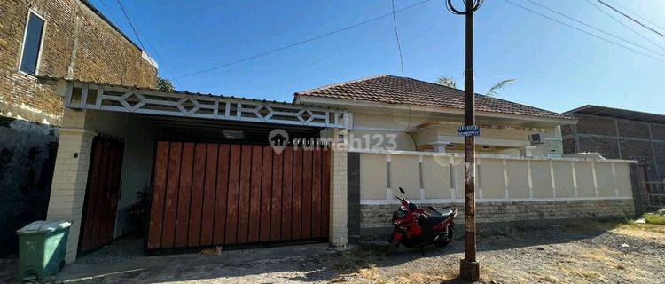 Dijual Cepat Rumah Furnished di jl.Berua Raya Perumahan Graha Amalia, Makassar (rd), Paccerakang 1