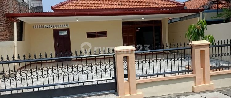 Disewakan Rumah Di Plombokan 1