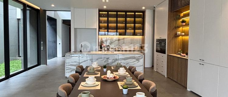 Rumah Mewah, Ada Kolam Renang di Spatirasmi Kota Baru Parahyangan 1