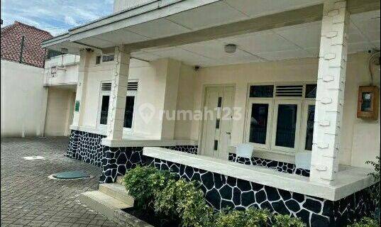 Rumah kolonial desain modern di tengah kota bandung 1