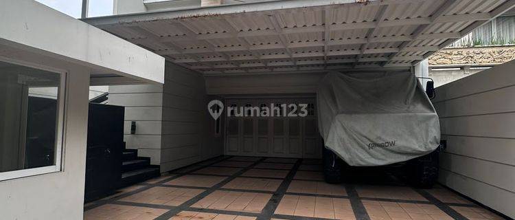 Rumah Strategis 3 Lantai di Jual di Kebayoran Jakarta Selatan  1