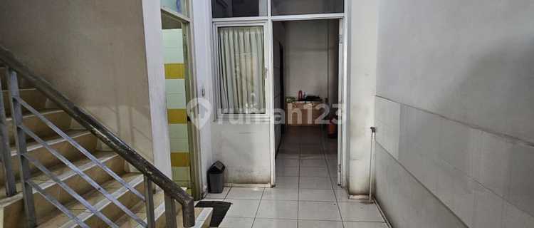 Shop house suitable for a pharmacy in the Grogol area, West Jakarta 1
