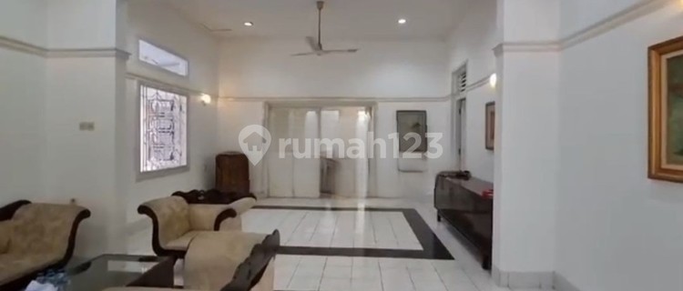 Selling a Nice and Well-Maintained House in Menteng, Central Jakarta 1