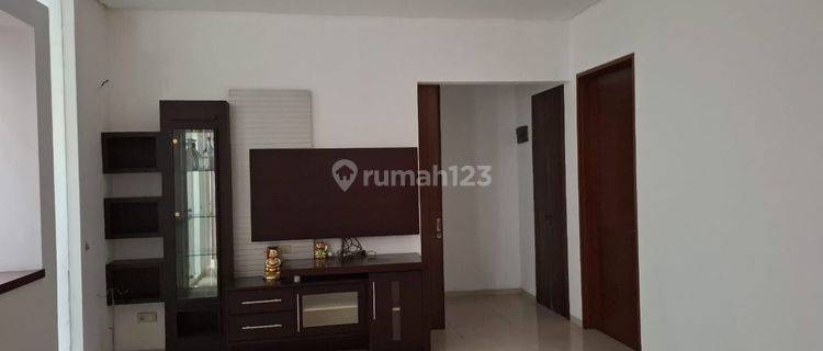 Disewakan Rumah Pluit Putra 10x20 siap huni 3,5 lantai 1