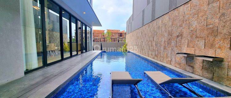 Rumah Mewah 3 Lantai Fully Furnished Swimming Pool di Cluster Premium Nava Park di Bsd, Tangerang 1