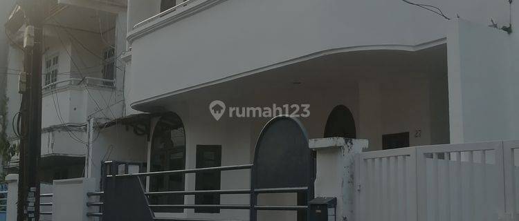 Disewakan Rumah Bagus 2 Lantai di Jl. Dahlia 4+1 Br, Lt 10x18 M2, Tomang, Jakarta Barat 1