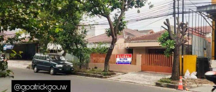 Rumah super strategis yang bisa dipakai untuk tinggal dan usaha. 1