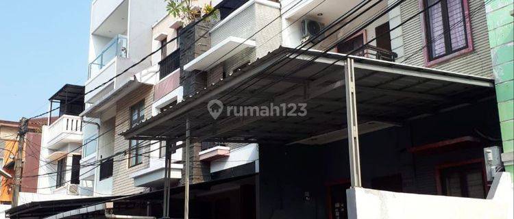 Rumah Bagus 2 Lantai, Semi Furnished, Kawasan Kelapa Gading 1