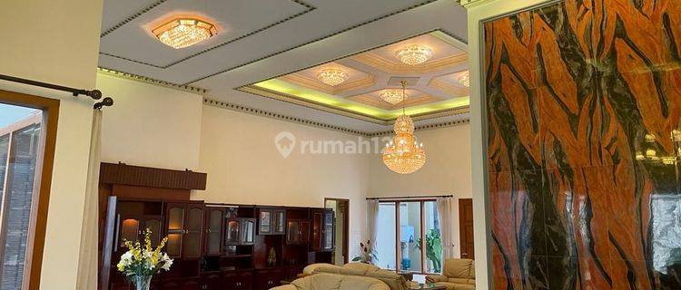 Dijual Rumah Mewah Modern Klasik Semifurnushed di Solo Kota 3 menit Solo Grand Mall 1