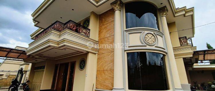 Rumah Klasik Mewah Fully Furnished Solo Baru 1