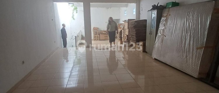 2-Story Mid-Town Shophouse Ready for Occupancy in Laweyan, Solo 1