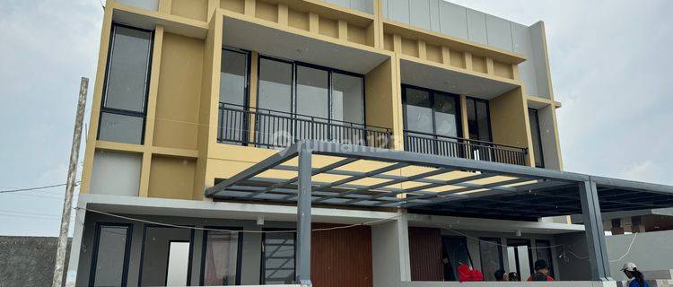 Rumah 2 Lantai Anvaya Di Jalan Utama Darmawangsa Residence