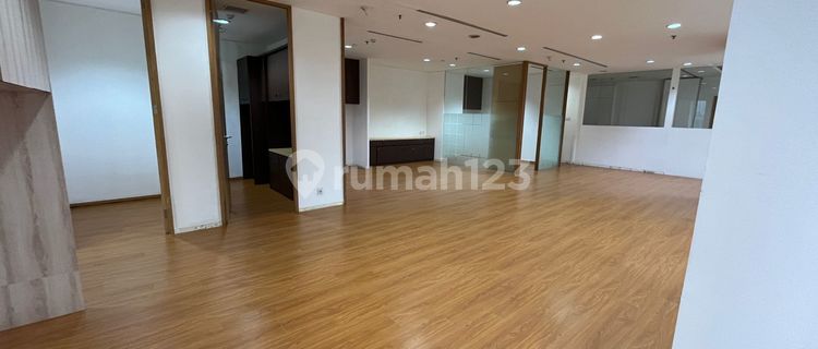 Office for Rent 150 M2 Partitioned in Sudirman Tower SCBD, Price Negotiable 1