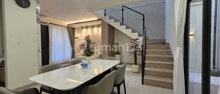 Brand New Fully Furnished Cluster Carson House - Summarecon Serpong Land Area 121.5 m² (9x13.5) Building Area 150 m² 4+1 Bedrooms 3+1 Bathrooms South Facing Fully Furnished Brand New Price 4.5 Billion Negotiable 1