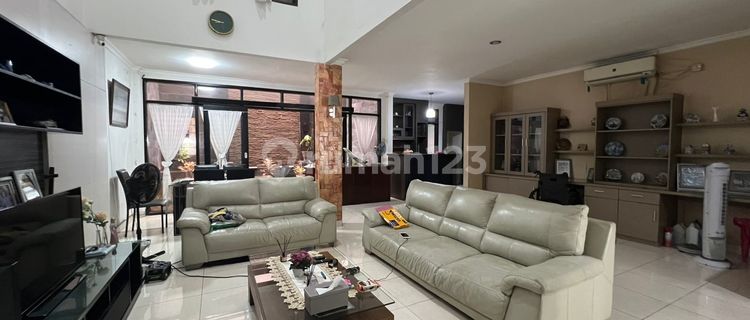 Rumah Di Taman Modern - Cakung Jakarta Timur ( Belakang Supermarket Lulu )luas Tanah 200 M²luas Bangunan 354 M² Bangunan 3 Lantai, Bangunan Bagus Dan Interior. Full Furnish Ruang Tamu Besar. Ada Kolam Koi Dan Taman Di Depan. Harga 2,5 Milyar Nett 1