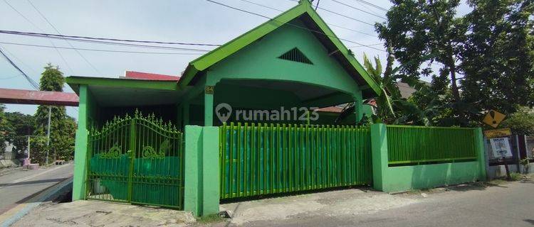 Rumah Strategis Jual di Raya Semampir Surabaya Timur  1