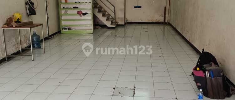 * Shop House For Rent ** 2-Story Shop House for Rent Location: Kopo Bihbul Main Road, Positioned on Main Road Near Bank, Car Showroom, Mall, Supermarket *Land Area: 101 m² Building Dimensions: 4.5 x 14 meters 2 Work Rooms Kitchen Electricity: 1300 Watts 2 Bathrooms Offer Price: 70 Million/year More Info: 0822-1857-7273t.bu 1