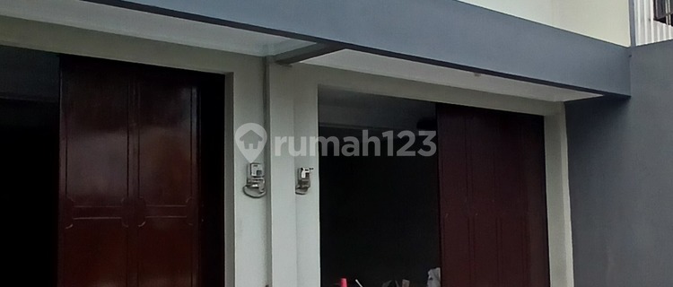For Rent: Newly Built Shop House on Main Road, Terusan Kopo Raya, 2 Floors. Area 5 x 18 m, Building Size 180 m², Land Size 105 m², 2 Carports. Token Electricity 2200 Watt, Water Available, 1 Bathroom, South Facing. Price: 100 Million/Year. Info: 0822.1857.7273, Teguh Budiman/xmac. 1