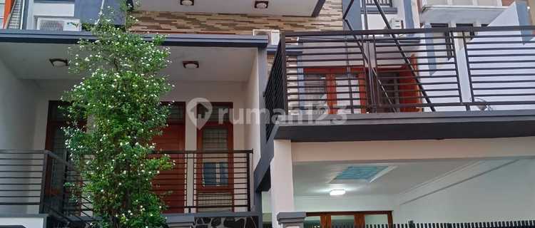 For Rent 4-Story Ready-to-Occupy House in Palmerah, West Jakarta 1