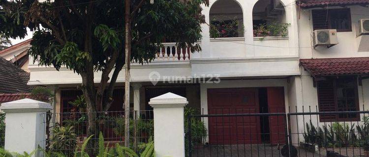 Dijual rumah 6 kamar Dekat USU Medan pinggir jalan 1