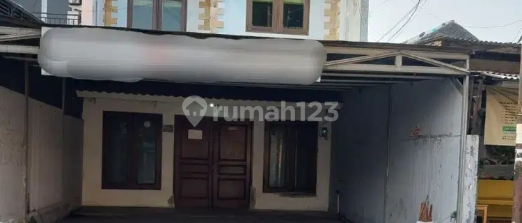 For Rent 2-Storey Shop House in Batu Ampar, Kramat Jati, East Jakarta. Land Area: 140 sqm. Building Area: 200 sqm. Bedrooms: 1 on the lower floor, 2 on the upper floor. Bathrooms: 2. Two-storey building. Certification: SHM (Freehold Title). Condition: Unfurnished. Electricity: 5,500 Watt Token. Water: Jet Pump. 1