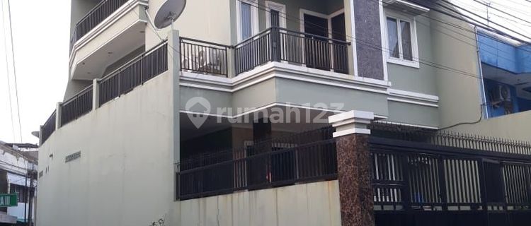 Di Jual Rumah Hook 3 Lantai Lokasi Strategis di Tomang, Jakarta Barat 1
