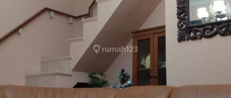 Rumah Bagus 2 Lantai Furnished Rapi Siap Huni di Pasar Rebo 1