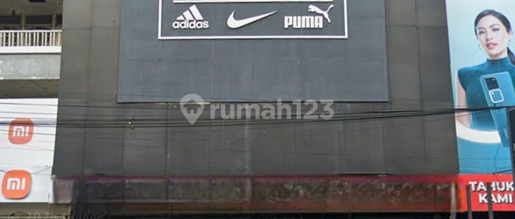 For rent shop house, city center, bustling area. 1