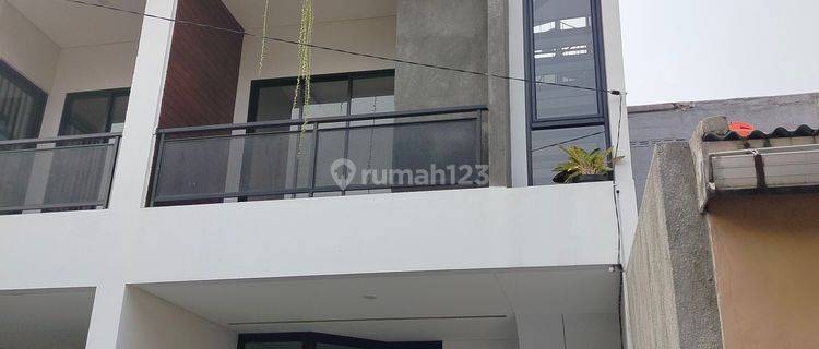 Rumah Baru Minimalis 3 Lantai 1