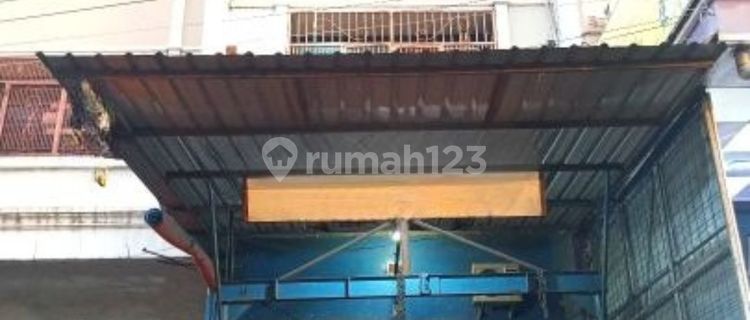 For Sale 3-Story Shophouse on Tarakan Main Road 3.5 Billion Nego Strategic Location Fully Furnished 1