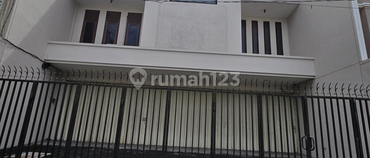 Rumah 2 Lantai Siap Huni dengan Desain Mewah dan Elegan 1