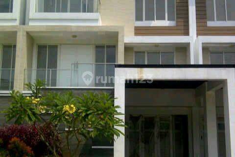 Rumah 3 Lantai. di Golf Residence 
Kemayoran 
Jakarta Pusat 1