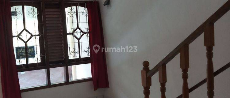 Jarang ada Rumah 2 Lantai Salemba harga memikat 1