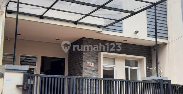 Minimalist 3-Storey House in Kebun Jeruk Complex 1