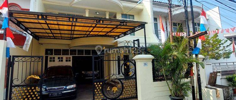 Disewakan Rumah 2 Lantai Full Furnish Bagus 1