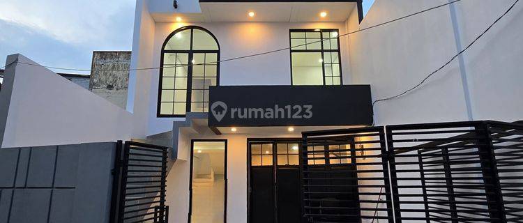 Rumah 3,5 Lantai Baru Siap Huni di Jatinegara,Jakarta Timur 1